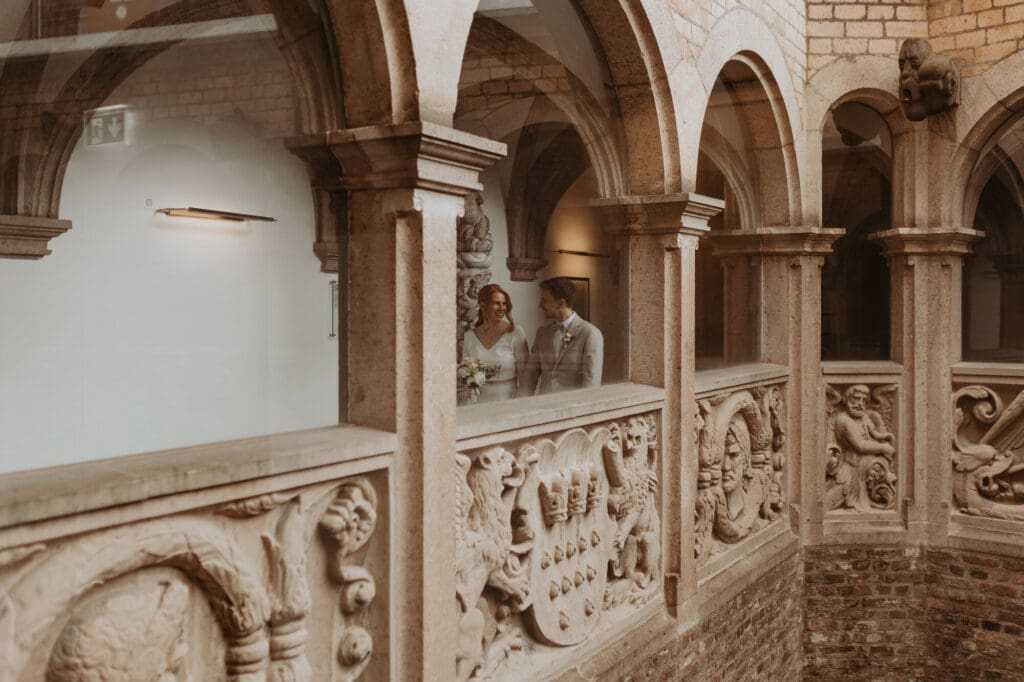 Brautpaar in Köln im  Standesamt fotografiert von Hochzeitsfotografin