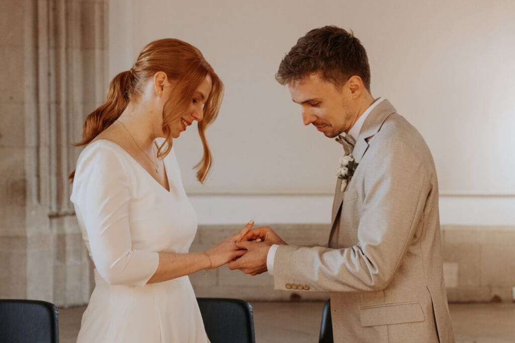 Hochzeitspaar im Standesamt Köln beim Ringtausch