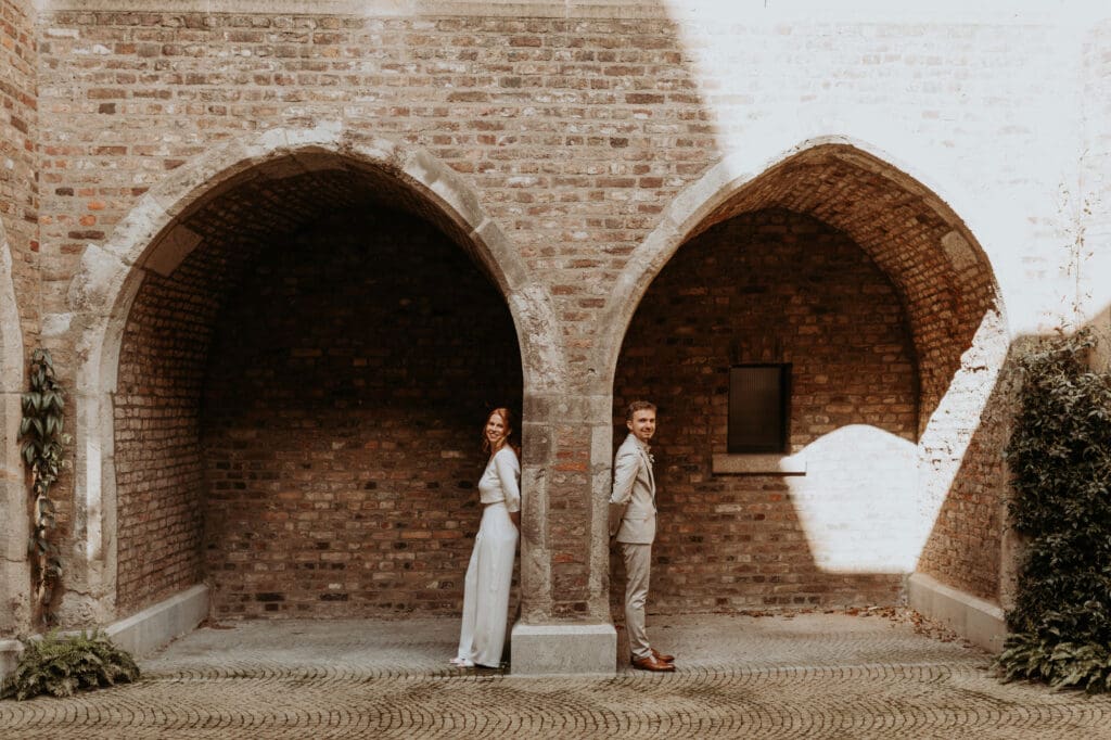 Hochzeitspaar im Standesamt Köln im Innenhof