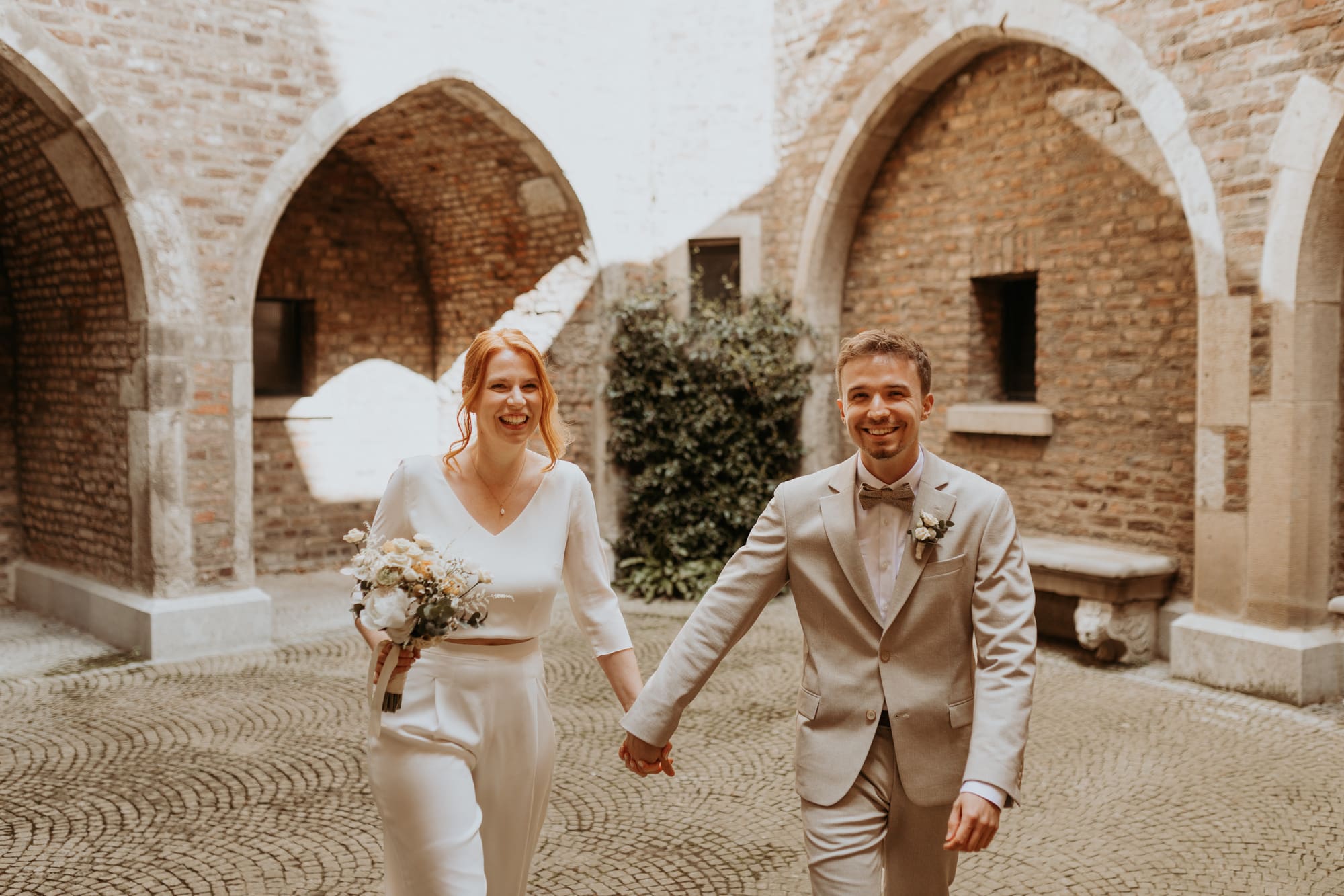 Hochzeitsfotografin Köln mit Hochzeitspaar im Kölner Standesamt