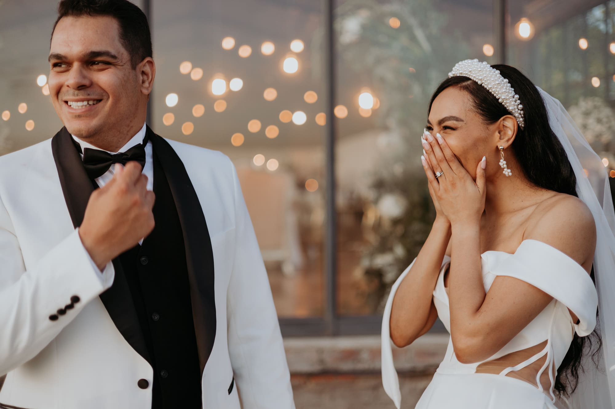 Paar erlebt einen emotionalen First Look in einer eleganten Location