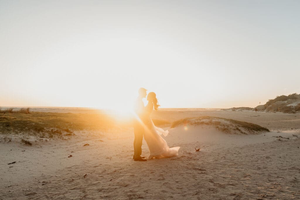 Strand in Kapstadt mit Hochzeitspaar im Sonnenuntergang