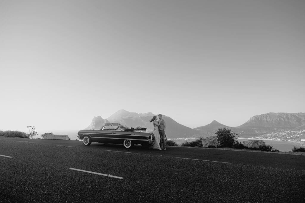 Destination Wedding in Kapstadt am Chapmans Peak mit Paar an Oldtimer
