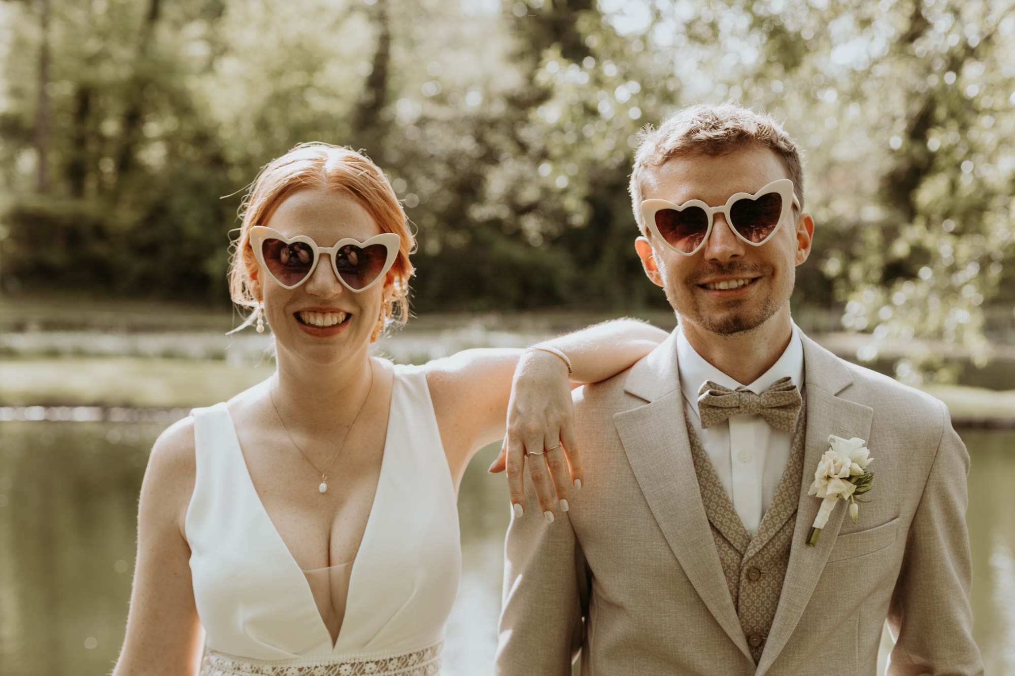 Brautpaar mit Herzsonnenbrillen auf dem Landgoed Overstehof in den Niederlanden