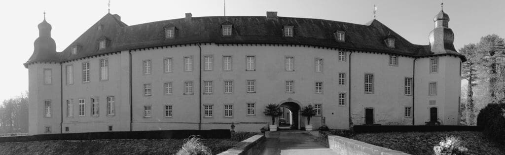 Panoramaansicht Schloss Dyck in Schwarz Weiß