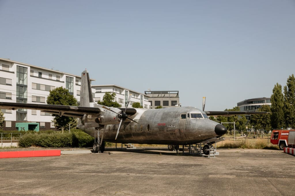 Flugzeug auf dem Parkplatz des Butzweilerhof