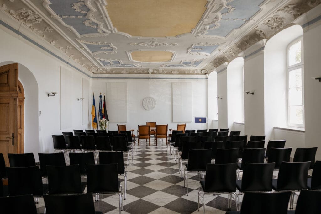 Kapitelsaal Brühl mit Stühlen